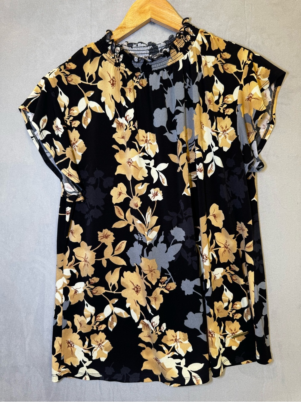 Adrienne Vittadini Floral Blouse L Black Tan Ruffle Neck Short Sleeve Work Top